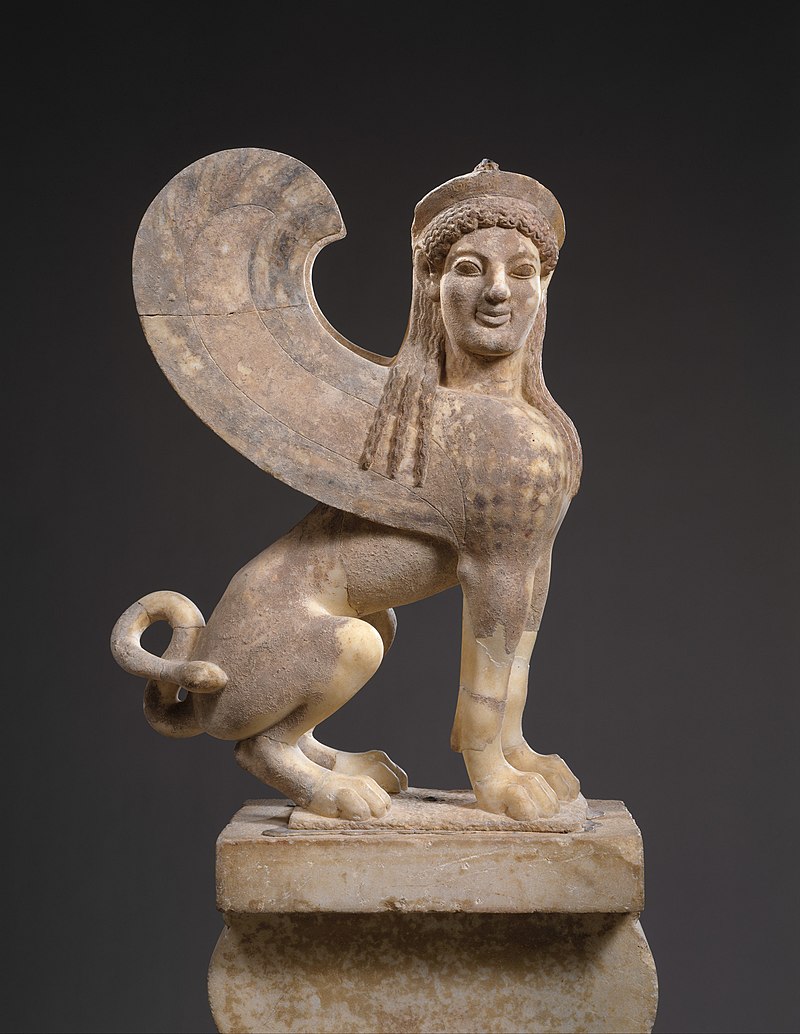Capitel de mármol y remate en forma de esfinge, 530 a.C.